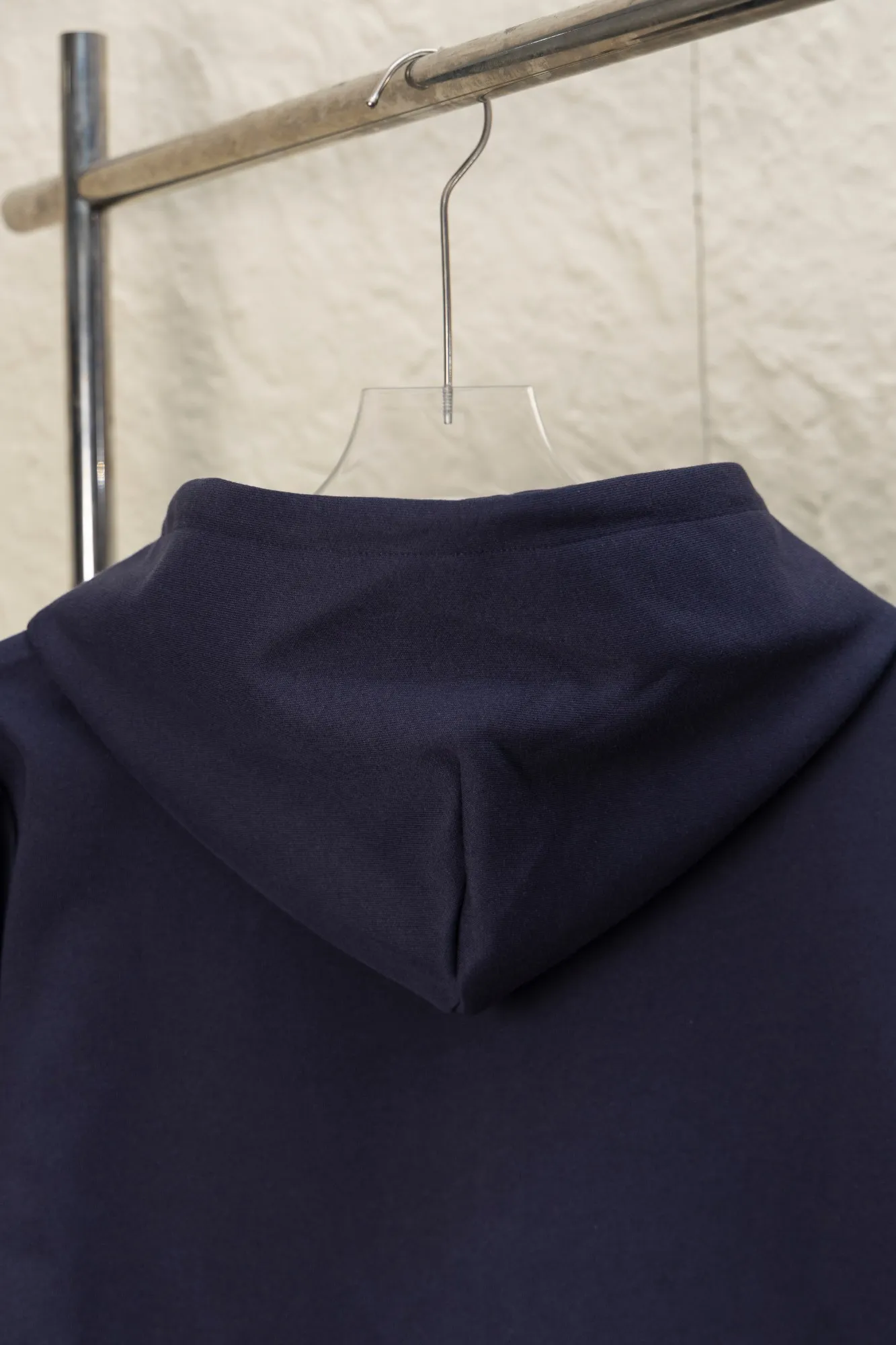 P270 Style No.: JZ024 Raff embroidered small label hooded jacket. Xuanwang New Rescue Limited Counter Jacket 420g air layer compound fabric. Imported machine full classic embroidered small label os version. Versatile style. Couple style. Color: black, navy. Size: S M L XL.